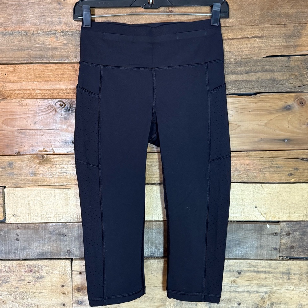 Lululemon Leggings Black Smooth Stride Crop Capri Scallop Mesh Size 6 Zip Pocket